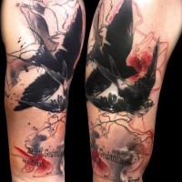 Toller Stil gemaltes großes farbiges Tattoo mit Schriftzug und Vögel an der Schulter