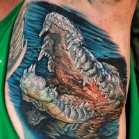 eccezionalemolto realistico dettagliato colorato grande  alligatore in acqua tatuaggio su lato