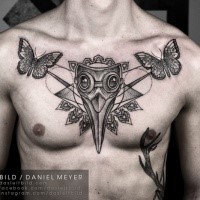 Tatuagem de peito de tinta preta de estilo surrealismo de grande máscara com borboletas