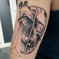 Estilo Surrealismo tinta preta projetada por Michele Zingales tatuagem braço do crânio humano com o coração