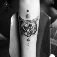 Tatuagem de antebraço de tinta preta estilo surrealismo de pedra como gato com planetas