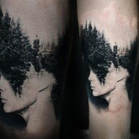 Surrealismus Stil schwarzes Bein Tattoo mit Gesicht der Frau und Wald