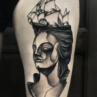 Tinta negra de estilo surrealista pintada por Michele Zingales Tatuaje de muslo de cara de mujer con velero en la cabeza