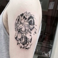 Tatuaggio del leone nero spalla inchiostro stile surrealismo