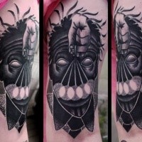 Surrealistischer Stil farbiges Bizeps Tattoo mit mystischem Gesicht