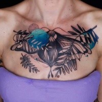 Tatuaggio su clavicola colorato di strana farfalla con foglie stile surrealismo
