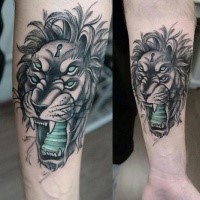 Tatuaje del antebrazo de color de estilo surrealista del león demoníaco con la llave entera