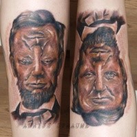Surrealismus Stil gefärbtes interessant aussehendes Lincolns Portrait Tattoo auf Bein