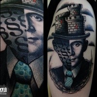 Surrealistischer Stil farbiges Schulter Tattoo mit Mannes Gesicht mit Schloss wie Hut