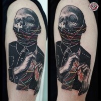 Surrealistischer Stil farbiges Schulter Tattoo mit dem Schädel und Menschen Porträt