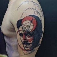 Surrealismus Stil farbiges Schulter Tattoo mit Porträt des Menschen