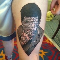 Surrealistischer Stil farbiges Oberschenkel Tattoo mit Porträt des rauchenden Mannes