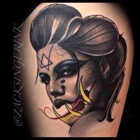 Surrealismus Stil farbiges Oberschenkel Tattoo mit Porträt der gruseligen Frau