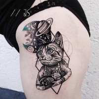 O estilo do surrealismo coloriu a tatuagem da coxa do gato com planetas