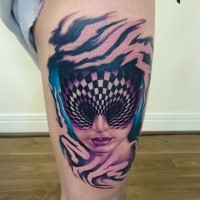 Surrealismusstil farbiger Oberschenkel Tattoo des weiblichen Gesichtes mit hypnotischer Verzierung