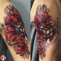 Tatuaje de estilo surrealista del brazo superior del cubo Rubik con flores