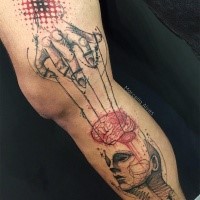 Lo stile surrealista ha colorato il tatuaggio intero della mano umana con il burattino