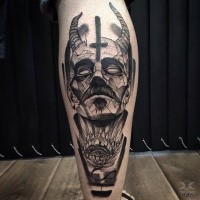 Surrealistischer Stil gruselig aussehender schwarzer dämonischer Mannes Kopf Tattoo am Bein