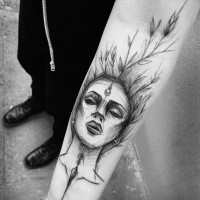 Surrealismus Stil gemalt von Inez Janiak Unterarm Tattoo der Frau mit Blättern