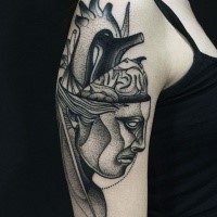 Stile surrealista dipinto da Michele Zingales tatuaggio del braccio superiore della testa umana con cuore