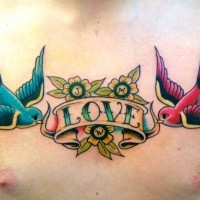 due uccelli colorati e striscia scritto amore tatuaggio disegno su petto
