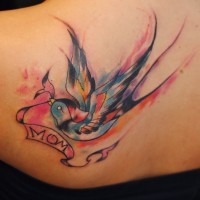 Tatuaggio colorato sulla spalla  l'uccello con la striscia 