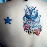 Golondrina con dos corazones y estrellas precioso tatuaje en color