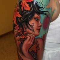 Tatuaje en el brazo,
mujer atractiva con hojas de arce