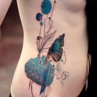 Tatuaje en el costado, flores abstractas lindas con mariposa