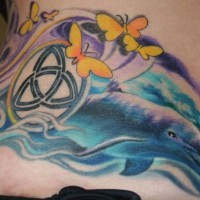 bellissimi colori grande delfino con farfalle e simbolo celtico tatuaggio su vita