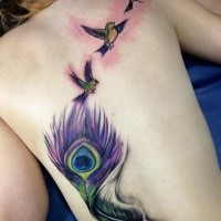 Süßes farbiges im illustrtiven Stil schwarzes Tattoo von Pfauenfeder und Vögeln