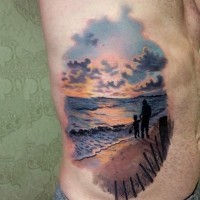 Tatuaje en el costado, familia tierna en la playa a puesta del sol