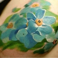 Süßes im illustrativen Stil farbiges Schulter Tattoo von Blumen