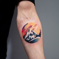 carino piccolo colorato disegno montagna tatuaggio su braccio