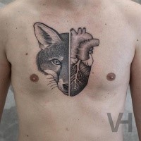 Tatuagem de peito de tinta preta doce olhando de split fox com coração humano por Valentin Hirsch