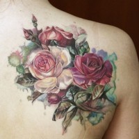 Tatuaje en el hombro, rama de rosas realistas de color