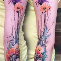 Tatuaje en el brazo, flores silvestres hermosas pintorescas