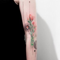 Süß bemalte und gefärbte mythische Figuren mit Blumen Tattoo am Arm