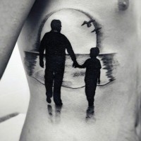 bellissimo dipinto inchiostro nero padre e figlio su tramonto tatuaggio su costolette