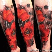 Süß gemaltes farbiges im Realismus Stil rotes Blumen Tattoo am Unterarm