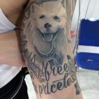 Süß gemalte kleine weiße Hund mit Uhr und Schriftzug Tattoo am Arm