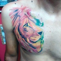 Tatuaje en el pecho,  león hermoso multicolor