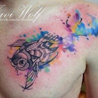 Schwimmender Fisch farbiges Brust Tattoo von Javi Wolf im Aquarell Stil