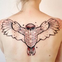 Tatuaje en la espalda, búho flota en el aire