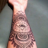 Tatuaje en el antebrazo, mandala y ojo de la providencia