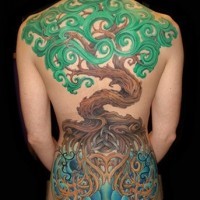 Tatuaje en la espalda de un simbólico árbol coloreado.
