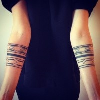 Tatuaje simétrico de antebrazo de tinta negra de pulsera geométrica del brazo