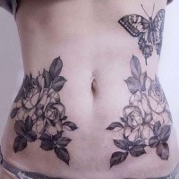 Simétrico desenhado pela tatuagem da barriga de Zihwa de lindas rosas