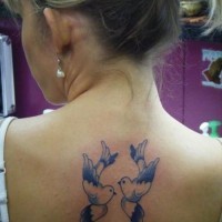 Tatuaje  de aves bonitas en la espalda
