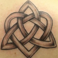 Le tatouage réaliste d’entrelacs celtique sur l'épaule